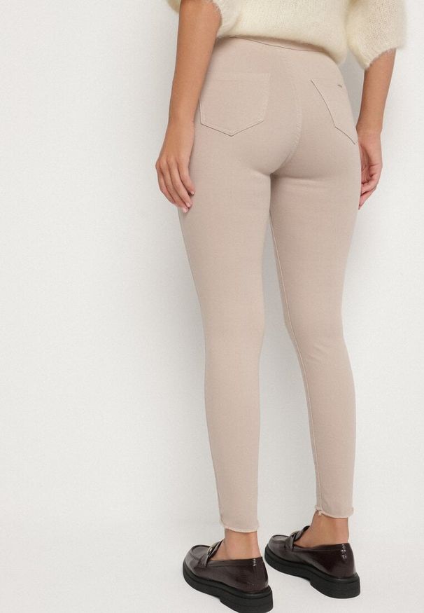 Born2be - Beżowe Dopasowane Bawełniane Spodnie Irinaes. Okazja: na co dzień. Kolor: beżowy. Materiał: bawełna. Wzór: aplikacja. Styl: klasyczny, casual, elegancki