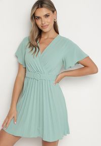 Born2be - Miętowa Sukienka Plisowana z Kopertowym Dekoltem Zamiya. Kolor: miętowy. Materiał: materiał. Długość rękawa: krótki rękaw. Typ sukienki: kopertowe #6