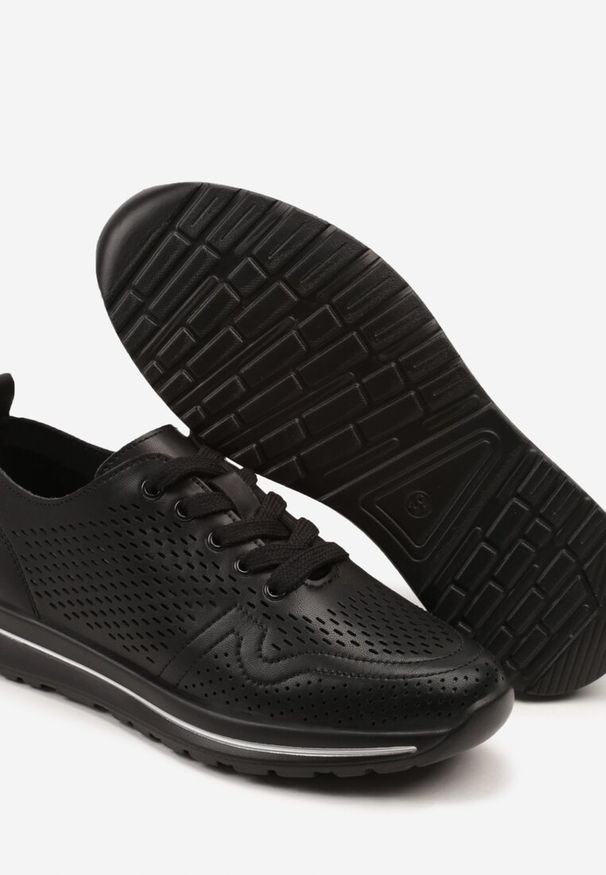 Born2be - Czarne Skórzane Sneakersy Ozdobione Perforacją Odrelia. Okazja: na co dzień. Kolor: czarny. Materiał: skóra. Wzór: aplikacja. Obcas: na płaskiej podeszwie