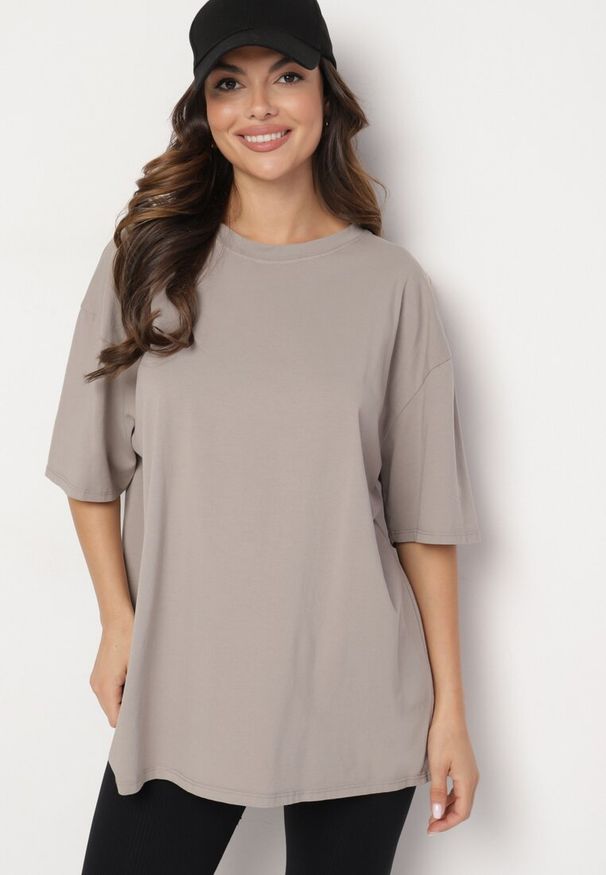 Born2be - Beżowy Bawełniany T-shirt Koszulka z Krótkim Rękawem Bevima. Okazja: na spacer, na co dzień. Kolor: beżowy. Materiał: bawełna. Długość rękawa: krótki rękaw. Długość: krótkie. Styl: casual, klasyczny