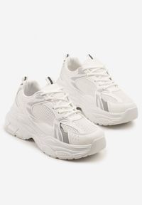 Renee - Białe Sneakersy Vices na Platformie Ozdobione Tłoczeniem Natiselle. Okazja: na co dzień. Kolor: biały. Materiał: jeans. Wzór: aplikacja. Obcas: na platformie