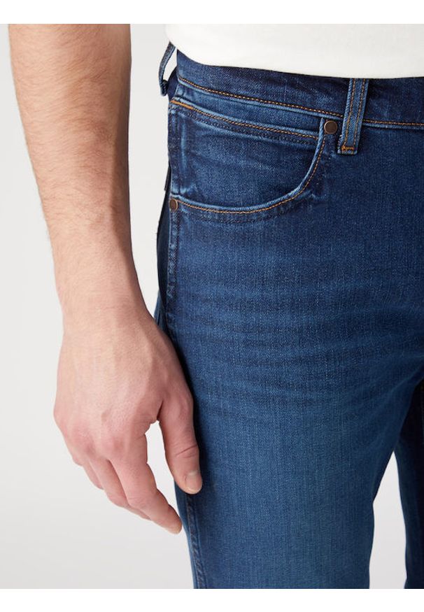 Wrangler - WRANGLER LARSTON MĘSKIE SPODNIE JEANSOWE GREEN FUZZ W18SMQ350