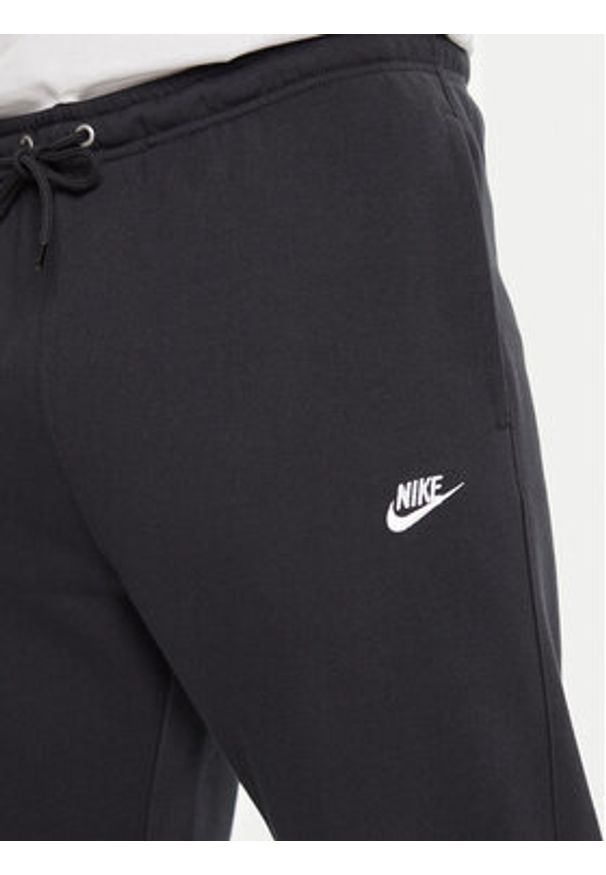 Nike Spodnie dresowe Club Fleece FN3801 Czarny Regular Fit. Kolor: czarny. Materiał: bawełna