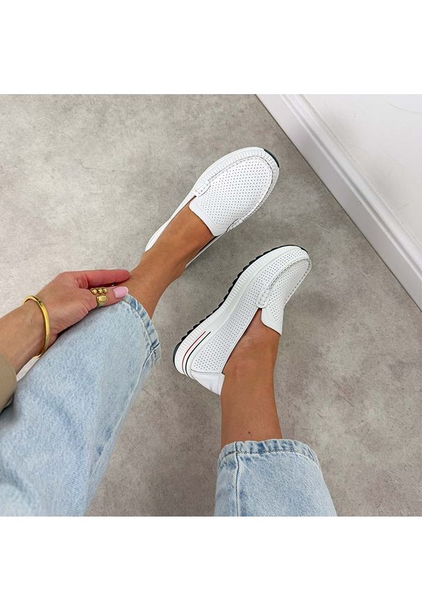 Białe ażurowe skórzane mokasyny damskie Jezzi 9793. Okazja: na co dzień, na spacer. Nosek buta: okrągły. Zapięcie: bez zapięcia. Kolor: biały. Szerokość cholewki: normalna. Wzór: ażurowy. Materiał: skóra. Sezon: wiosna, lato, jesień. Styl: casual, klasyczny, elegancki