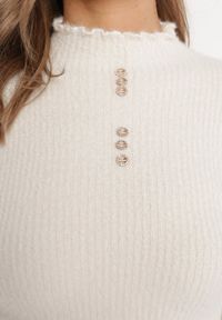Born2be - Jasnobeżowy Puchaty Wełniany Sweter z Półgolfem i Biżuteryjnymi Guzikami Xeminta. Kolor: beżowy. Materiał: wełna #3