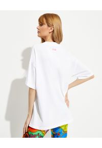 Versace Jeans Couture - VERSACE JEANS COUTURE - T-shirt z różowym napisem. Kolor: biały. Materiał: bawełna. Wzór: napisy. Styl: rockowy #4