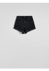 Reserved - Jeansowe szorty z przetarciami - czarny. Kolor: czarny. Materiał: jeans