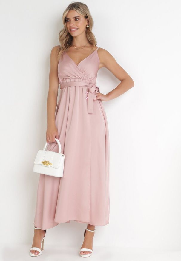 Born2be - Jasnoróżowa Sukienka Maxi z Gumką w Pasie i Kopertowym Dekoltem Aloyse. Kolor: różowy. Materiał: materiał. Długość rękawa: na ramiączkach. Typ sukienki: kopertowe. Styl: elegancki. Długość: maxi