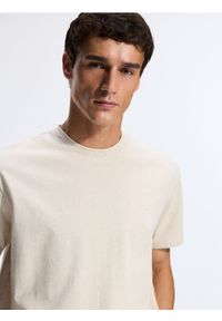 Reserved - T-shirt comfort z lnem - beżowy. Kolor: beżowy. Materiał: len #1