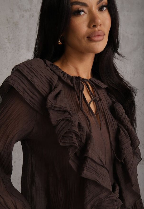 Renee - Brązowa Bluzka z Lyocellem w Stylu Boho z Wiązaniem pod Szyją i Falbanami Tasimi. Okazja: na co dzień. Kolor: brązowy. Materiał: jeans. Styl: boho