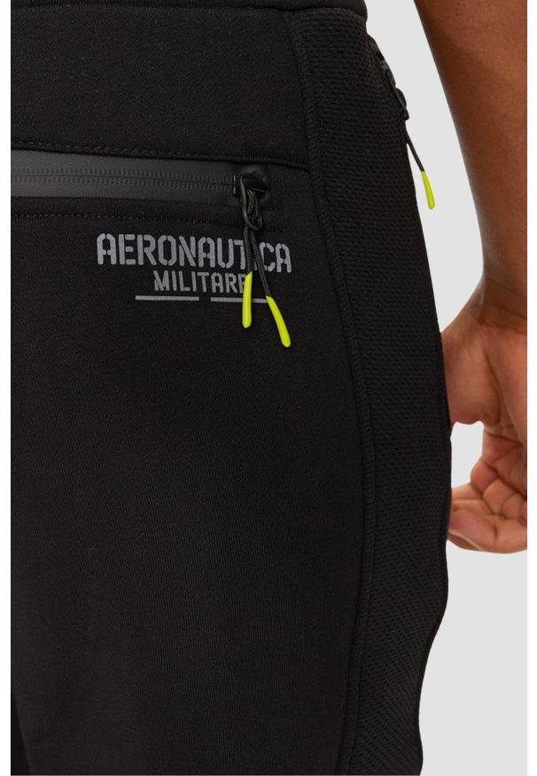 Aeronautica Militare - AERONAUTICA MILITARE Czarne męskie spodnie dresowe Joggers. Kolor: czarny. Materiał: dresówka