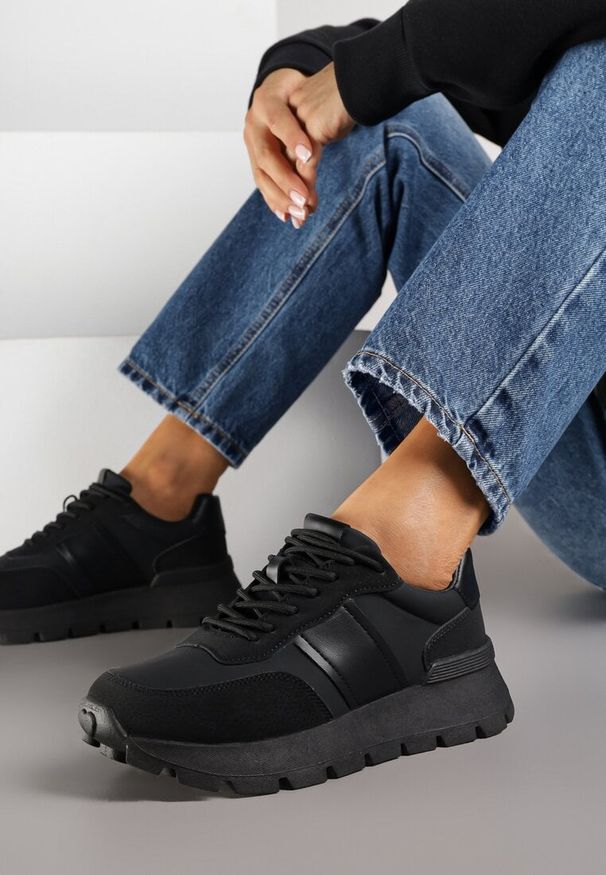 Renee - Czarne Sneakersy na Platformie z Tłoczeniem Tillivalle. Okazja: na co dzień. Kolor: czarny. Materiał: jeans. Szerokość cholewki: normalna. Obcas: na platformie