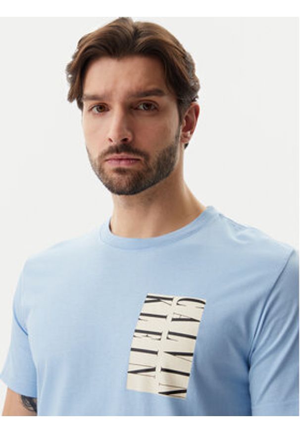Calvin Klein Jeans T-Shirt Serif Box Graphic J30J327474 Błękitny Regular Fit. Kolor: niebieski. Materiał: bawełna