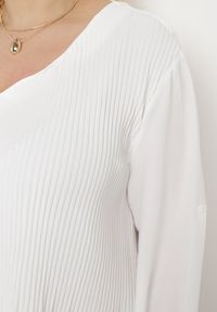 Born2be - Biała Rozkloszowana Sukienka Mini z Plisowaniem Telesi. Kolekcja: plus size. Kolor: biały. Długość rękawa: długi rękaw. Typ sukienki: dla puszystych. Długość: mini #5