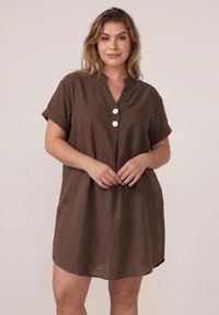 Born2be - Brązowa Bawełniana Sukienka o Pudełkowym Kroju z Ozdobnymi Guzikami Kateira. Okazja: na co dzień. Kolor: brązowy. Materiał: bawełna. Typ sukienki: proste. Styl: casual #1