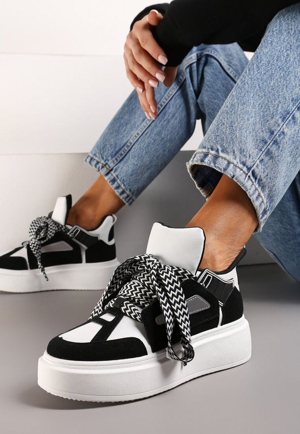 Born2be - Czarno-Białe Sneakersy na Grubej Podeszwie z Ozdobnymi Sznurówkami Edidda. Okazja: na co dzień. Kolor: czarny. Materiał: jeans