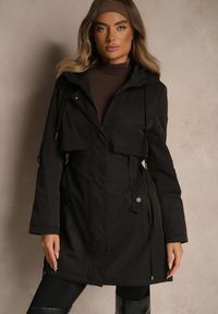 Renee - Czarna Kurtka Typu Parka z Kapturem o Klasycznym Kroju Tulania. Okazja: na co dzień, na spacer. Typ kołnierza: kaptur. Kolor: czarny. Materiał: jeans. Styl: klasyczny