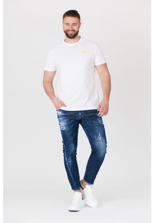 Guess - GUESS Biały bawełniany t-shirt męski z żółtym logo, Rozmiar XL. Kolor: biały. Materiał: bawełna. Wzór: aplikacja