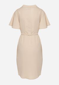 Born2be - Beżowa Sukienka Trapezowa z Koszulową Górą i Materiałowym Paskiem w Talii Vikiiona. Okazja: na spotkanie biznesowe. Typ kołnierza: dekolt w kształcie V. Kolor: beżowy. Materiał: materiał. Długość rękawa: krótki rękaw. Typ sukienki: trapezowe, koszulowe. Styl: biznesowy #5