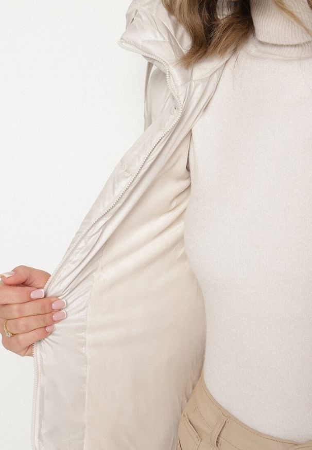 Born2be - Jasnobeżowa Pikowana Kurtka Przejściowa z Bocznymi Suwakami i Kapturem Soralessa. Okazja: do pracy, na co dzień, na spotkanie biznesowe. Kolor: beżowy. Materiał: dzianina, jeans. Długość rękawa: długi rękaw. Długość: długie. Styl: casual, biznesowy