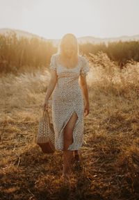 Renee - Biała Sukienka Melorith. Kolor: biały. Wzór: aplikacja, kwiaty. Sezon: lato. Długość: midi #2