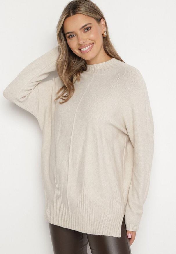 Born2be - Jasnobeżowy Sweter z Półgolfem z Prążkowanej Dzianiny z Wycięciami po Bokach Rerivra. Kolor: beżowy. Materiał: dzianina, prążkowany. Styl: elegancki, wizytowy