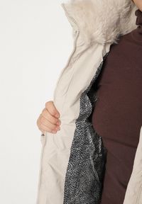 Born2be - Ciemnobeżowa Taliowana Kurtka z Pikowanymi Przeszyciami i Kapturem z Futrem Acindria. Okazja: na co dzień. Kolekcja: plus size. Kolor: beżowy. Materiał: futro. Styl: casual #6