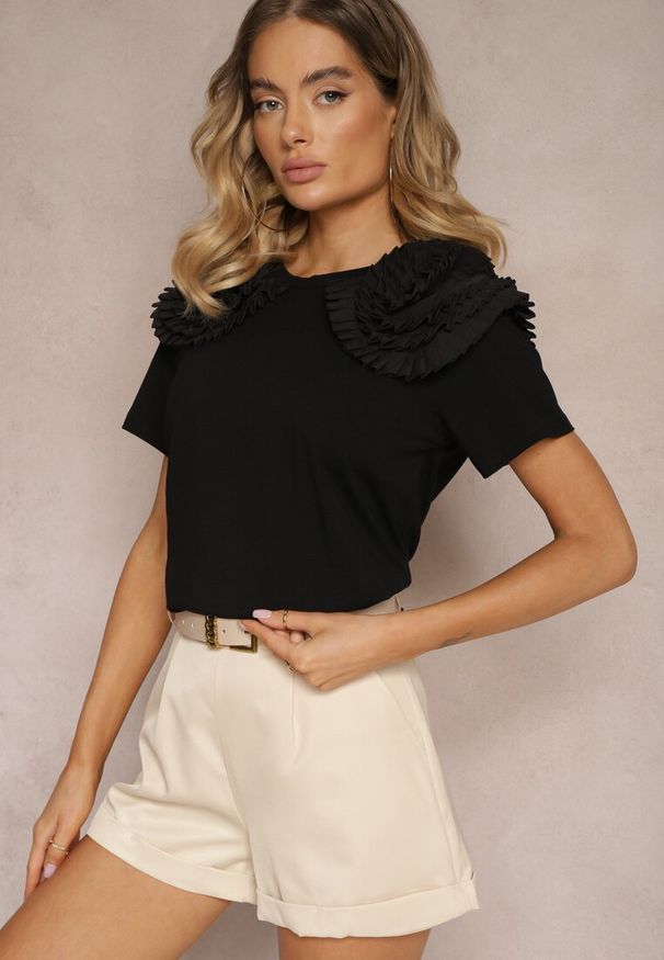Renee - Czarny T-shirt z Bawełny Wykończony Ozdobnymi Elementami Kililena. Okazja: na spotkanie biznesowe, na co dzień, do pracy. Kolor: czarny. Materiał: bawełna. Wzór: aplikacja. Styl: elegancki, biznesowy, klasyczny, casual