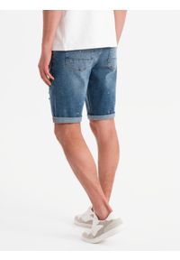 Ombre Clothing - Krótkie męskie spodenki jeansowe z przetarciami i podwiniętą nogawką – niebieskie V2 OM-SRDS-0186 - XXL. Okazja: na co dzień. Kolor: niebieski. Materiał: jeans. Długość: krótkie. Wzór: aplikacja. Sezon: lato. Styl: casual