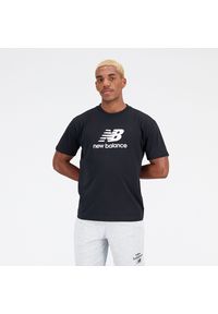 Koszulka męska New Balance MT31541BK – czarna. Kolor: czarny. Materiał: bawełna, materiał, poliester. Długość rękawa: krótki rękaw. Długość: krótkie. Wzór: napisy