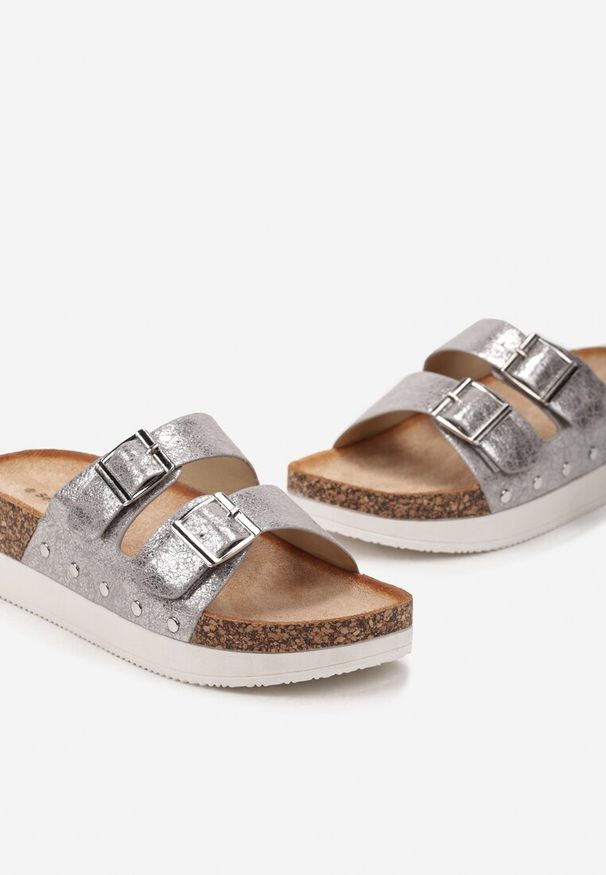 Renee - Srebrne Klapki Chodaki na Grubej Podeszwie z Dwoma Klamrami Steccama. Okazja: na co dzień. Kolor: srebrny. Styl: boho, casual