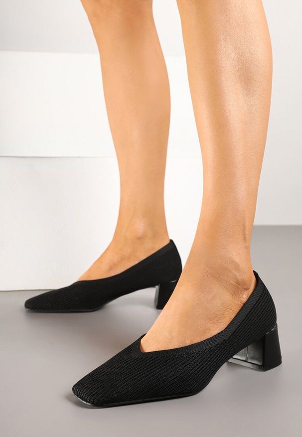 Renee - Czarne Prążkowane Czółenka na Słupkowym Obcasie Fenellin. Okazja: na spotkanie biznesowe, na co dzień. Kolor: czarny. Materiał: prążkowany. Obcas: na obcasie. Styl: elegancki, casual, klasyczny, biznesowy. Wysokość obcasa: średni