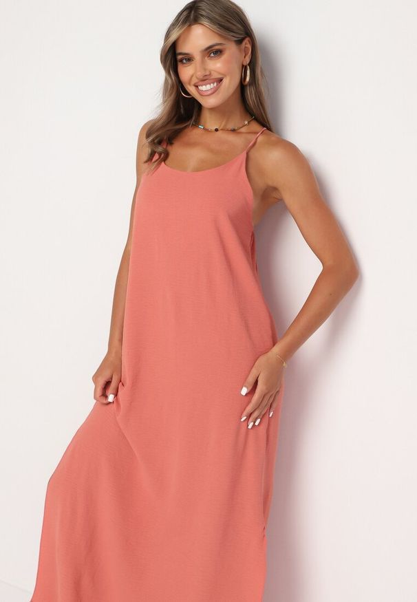 Born2be - Różowa Taliowana Sukienka na Ramiączkach Rivaniell. Okazja: na imprezę, na co dzień. Kolor: różowy. Materiał: jeans. Długość rękawa: na ramiączkach. Typ sukienki: oversize. Styl: elegancki, casual