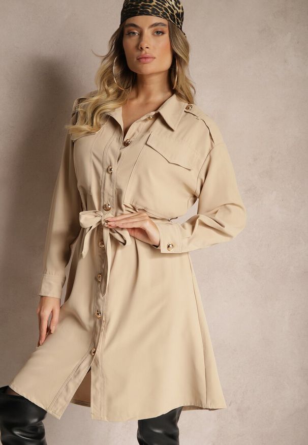 Renee - Beżowa Sukienka o Koszulowym Kroju z Paskiem i Eleganckimi Guzikami Torlina. Okazja: na spotkanie biznesowe, na co dzień. Kolor: beżowy. Materiał: skóra. Długość rękawa: długi rękaw. Typ sukienki: koszulowe. Styl: elegancki