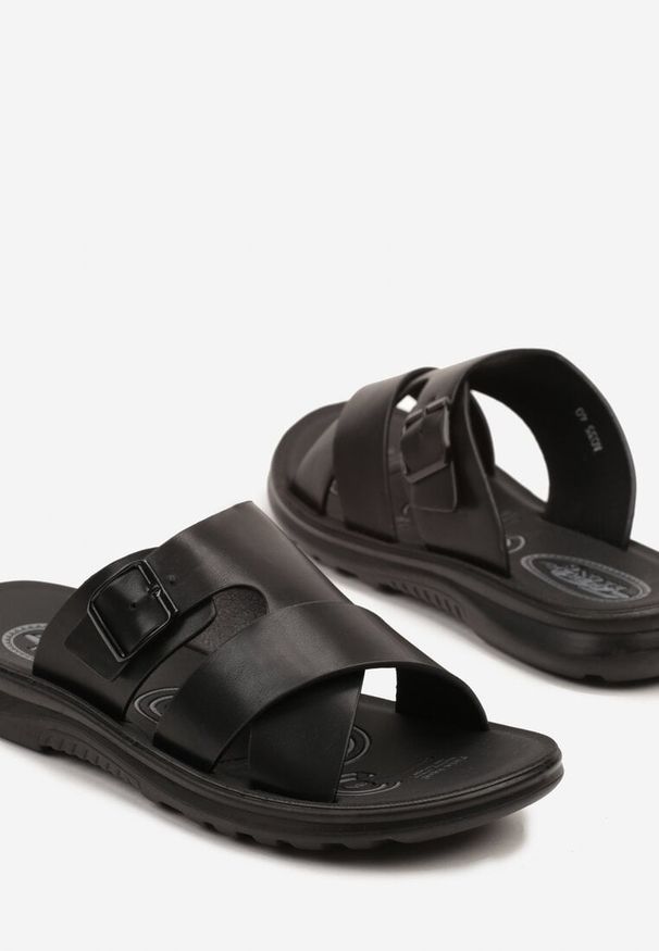 Born2be - Czarne Klapki z Klamrą i Skrzyżowanymi Paskami Zilorae. Okazja: na co dzień. Kolor: czarny. Wzór: paski. Styl: klasyczny, elegancki, casual