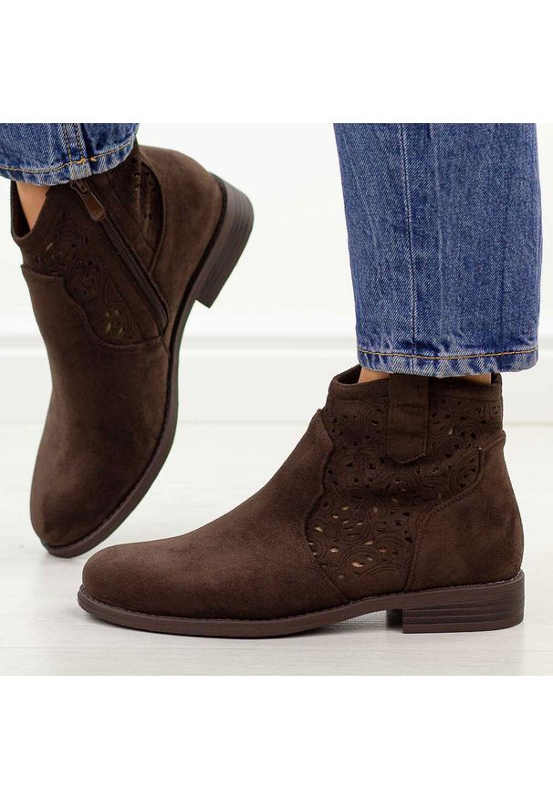 Brązowe zamszowe ażurowe botki damskie S.Barski 8019. Okazja: na co dzień. Nosek buta: okrągły. Kolor: brązowy. Szerokość cholewki: normalna. Wzór: ażurowy. Materiał: zamsz. Sezon: wiosna, jesień, lato. Obcas: na obcasie. Styl: casual, elegancki, klasyczny. Wysokość obcasa: niski