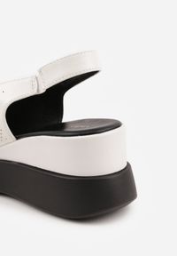 Born2be - Białe Sandały Vices na Koturnie Ażurowe z Ozdobą Aterina. Okazja: na co dzień. Kolor: biały. Wzór: aplikacja, ażurowy. Sezon: wiosna, lato. Obcas: na koturnie. Styl: elegancki, klasyczny, casual #4