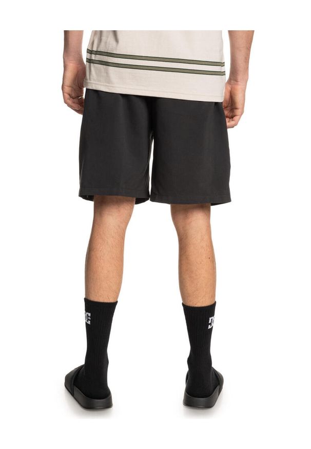 DC Shoes - Spodenki z elastyczną talią STRYKER 18" Mężczyźni. Kolor: brązowy, zielony, wielokolorowy. Materiał: poliester, materiał. Długość: krótkie. Sezon: lato