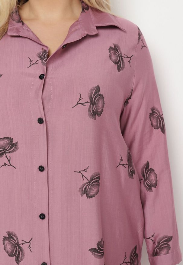 Born2be - Ciemnoróżowa Koszulowa Sukienka z Guzikami i Regulowanymi Rękawami Xatella. Kolekcja: plus size. Kolor: różowy. Wzór: kwiaty. Typ sukienki: koszulowe