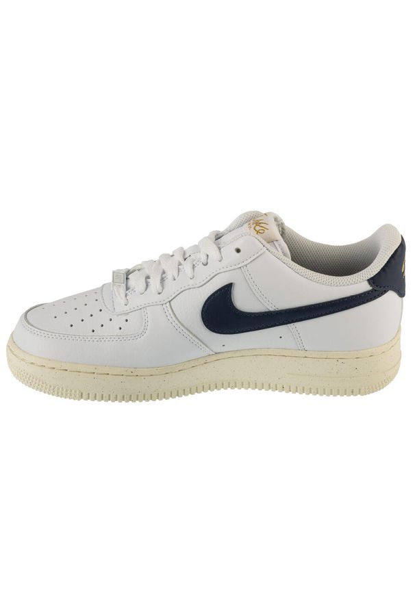 Nike - Buty sportowe Sneakersy damskie, Air Force 1 07. Kolor: biały. Model: Nike Air Force. Sport: turystyka piesza