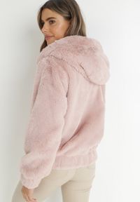 Born2be - Jasnoróżowa Kurtka Futerko Teddy Oversize Denon. Typ kołnierza: kaptur. Kolor: różowy. Materiał: futro. Sezon: zima, jesień #7
