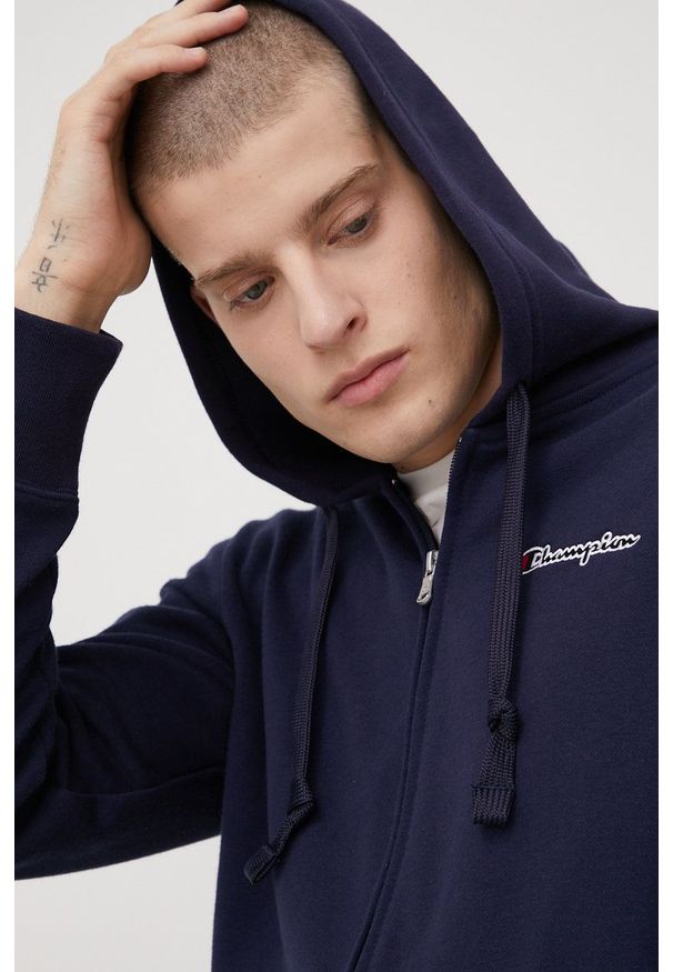 Champion bluza męska kolor granatowy z kapturem. Okazja: na co dzień. Typ kołnierza: kaptur. Kolor: niebieski. Materiał: bawełna. Wzór: aplikacja. Styl: casual