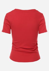 Born2be - Czerwony Prążkowany T-shirt Ozdobiony po Bokach Marszczeniem Nedisa. Okazja: na co dzień. Kolor: czerwony. Materiał: prążkowany. Wzór: aplikacja. Styl: casual #4