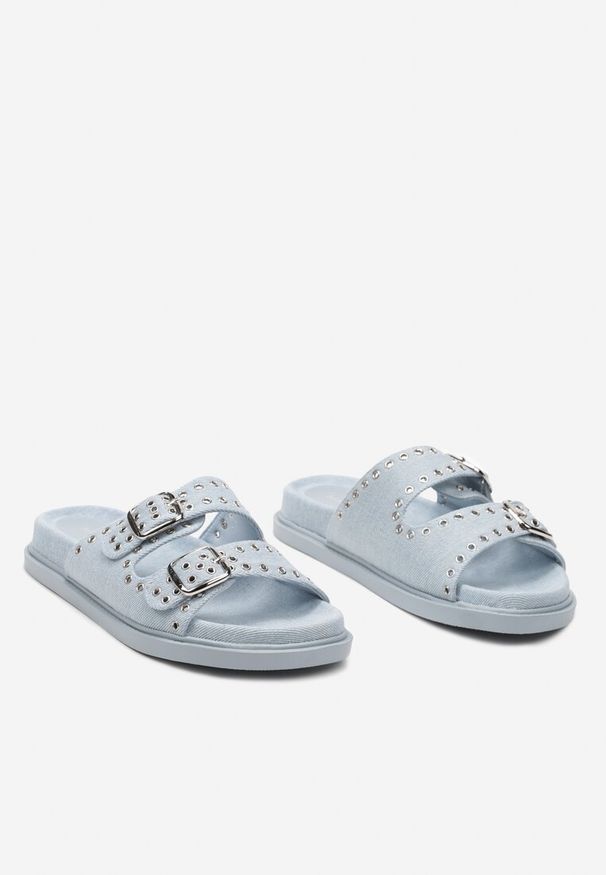 Renee - Jasnoniebieskie Płaskie Klapki Ozdobione Metalowymi Elementami i Klamrami Vilmamoon. Okazja: na co dzień. Kolor: niebieski. Materiał: len, jeans. Wzór: aplikacja. Styl: glamour, elegancki, casual