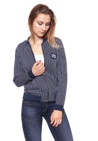 Wrangler - DAMSKA KURTKA PRZEJŚCIOWA WRANGLER STRIPES BOMBER NAVY W403RV235. Kolor: niebieski. Wzór: nadruk, paski. Styl: klasyczny