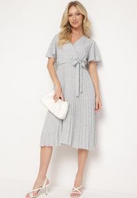 Born2be - Beżowo-Fioletowa Rozkloszowana Sukienka z Gumką w Pasie i Materiałowym Paskiem Prissa. Okazja: na co dzień. Typ kołnierza: dekolt w kształcie V. Kolor: beżowy. Materiał: materiał. Długość rękawa: krótki rękaw. Styl: elegancki, casual #2