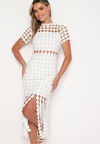 Born2be - Biała Ażurowa Dopasowana Sukienka Koktajlowa z Frędzlami Zapinana na Suwak Vimereas. Okazja: na co dzień. Kolor: biały. Materiał: jeans. Wzór: ażurowy. Typ sukienki: dopasowane. Styl: wizytowy #4