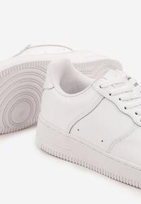 Renee - Białe Sneakersy ze Skóry Naturalnej z Perforacją Rilarose. Okazja: na co dzień. Kolor: biały. Materiał: skóra