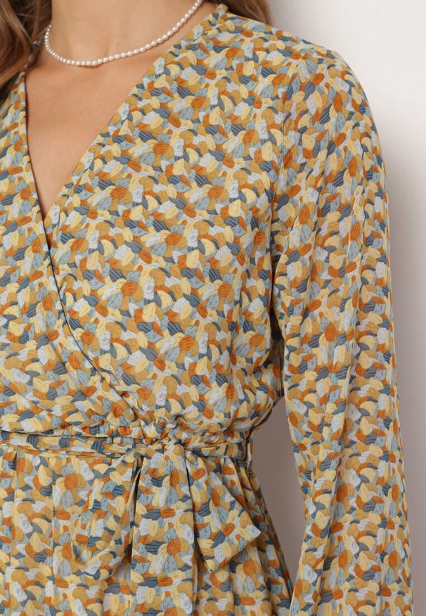 Born2be - Żółto-Zielona Sukienka Kopertowa z Falbanką i Wiązanym Paskiem Luftare. Okazja: na co dzień. Typ kołnierza: dekolt w serek. Kolor: zielony. Długość rękawa: długi rękaw. Typ sukienki: kopertowe. Styl: casual, klasyczny