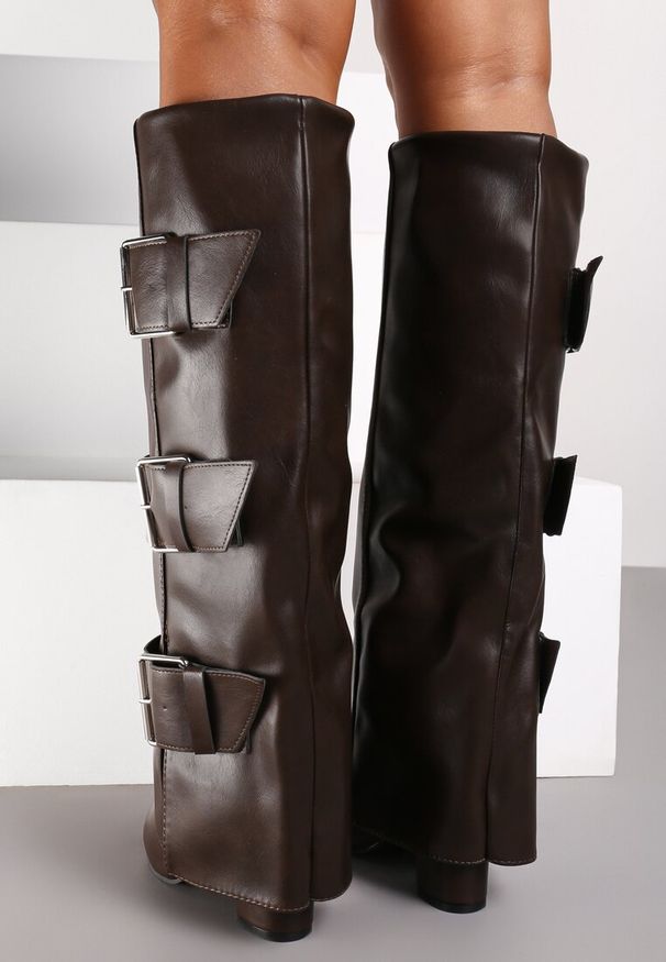 Renee - Brązowe Rockowe Kozaki na Słupku z Wywiniętą Cholewką Wykończone Klamrami Navlaya. Okazja: na co dzień. Zapięcie: klamry. Kolor: brązowy. Materiał: skóra. Szerokość cholewki: normalna. Obcas: na słupku. Styl: rockowy